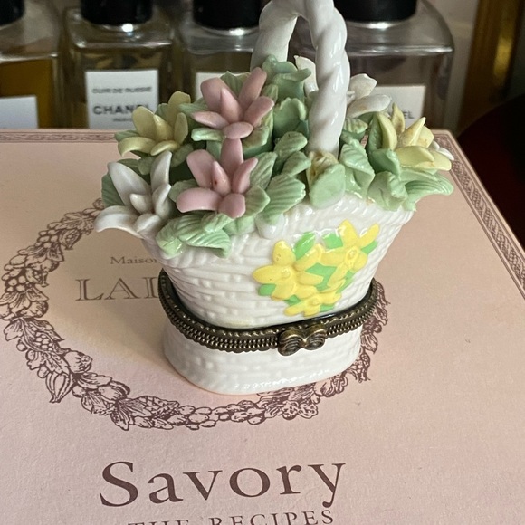 Flower basket ceramic trinket box with gardening tool - Picture 3 of 7